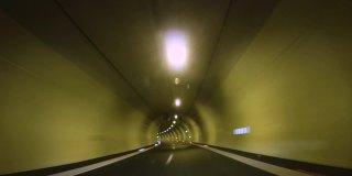 加速在高速公路隧道中行驶的镜头