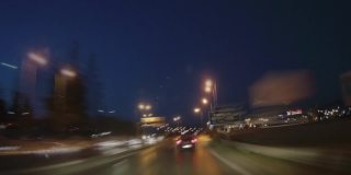 加速拍摄夜间繁忙道路上行驶的画面
