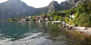 黑山，山背景上的渔村