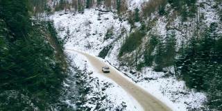 越野车行驶在雪山峡谷