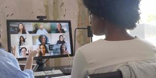 女企业家们在视频会议中解释想法