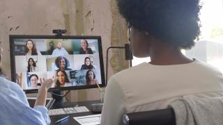 女企业家们在视频会议中解释想法视频素材模板下载