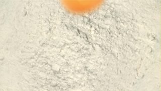超级慢动作新鲜鸡蛋落入面粉中。用高速摄像机以每秒1000帧的速度拍摄。视频素材模板下载