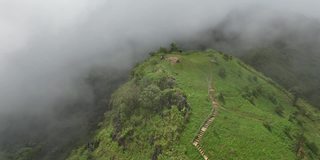 在雾天由无人机的绿色雨林山的鸟瞰图