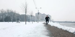 一个人在雪地上慢跑