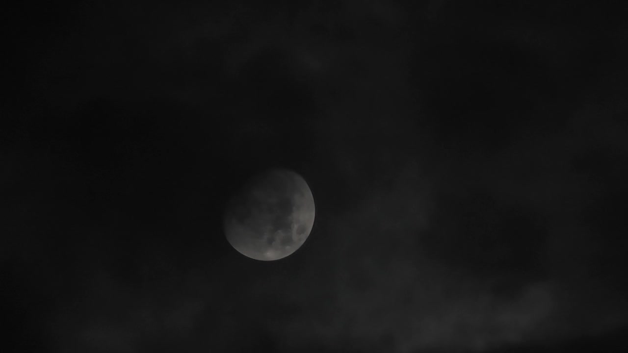 阴天夜晚的月亮