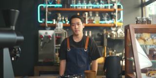 咖啡店老板的4K亚洲男人肖像，双手交叉站在吧台前