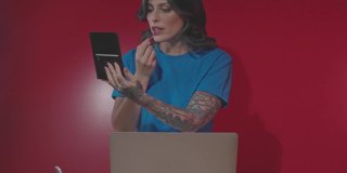 化妆达人在家用自己的电脑摄像头拍视频。