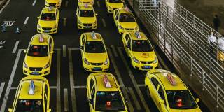 T/L TU机场出口黄色出租车排长队