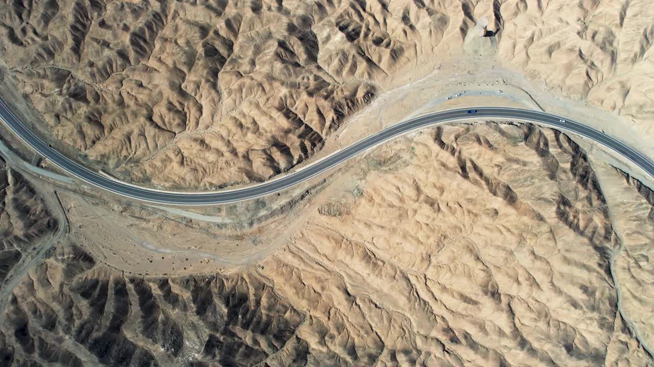 鸟瞰图的农村道路通过山区