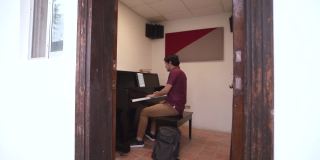 放大音乐学生弹钢琴的画面