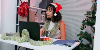 快乐的年轻女性专业家教在圣诞节在线教育客户