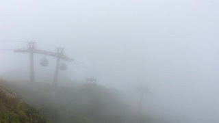滑雪在山上升高。亭子在云间穿梭。高山地区。滑雪胜地。2022年中国冬奥会视频素材模板下载