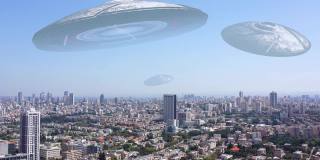 外星人ufo入侵飞碟在大城市，3d插图