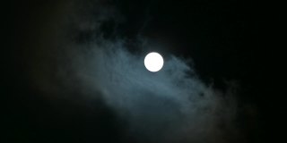 云层在满月中移动，大气看起来神秘而可怕。4 k的视频。