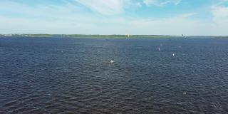 在荷兰弗里斯兰劳斯米尔的风筝冲浪空中