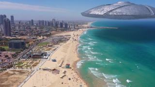 外星人飞碟飞碟宇宙飞船飞过大海和大城市的海岸线视频素材模板下载