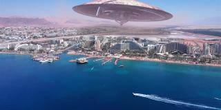 外星人飞碟飞碟在大型度假城市沙漠附近的海，航拍