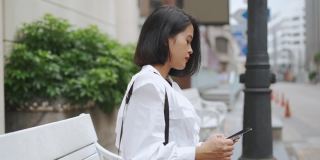 亚洲女人在网上购物，用信用卡付款