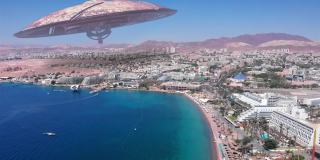 外星人飞碟飞碟在大型度假城市沙漠附近的海，航拍