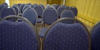 大型会议厅的空椅子，供企业会议或演讲之用