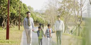 亚洲家庭在公园里散步放松