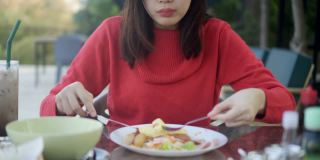 亚洲女性享受健康的早餐时间