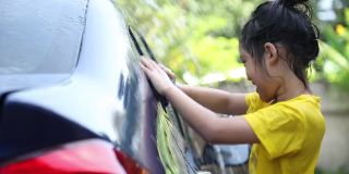 亚洲小女孩在家洗车