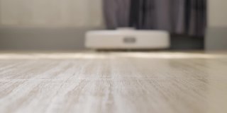 自动吸尘器清洁瓷砖地板。