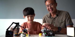 父亲和儿子在家里制作机器人玩具