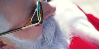 戴着太阳镜的圣诞老人在假期放松