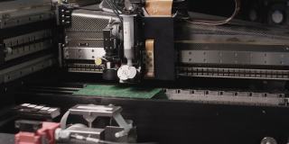 一台机器正在焊接印刷电路板