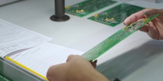 在工厂生产印刷电路板