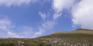 在去往马其顿沙尔山的柳博特峰的路上，乌云密布