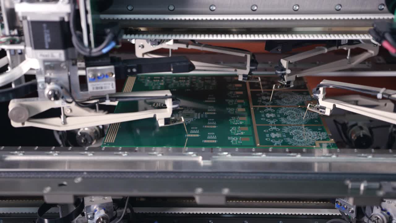 机器人机器正在制造印刷电路板