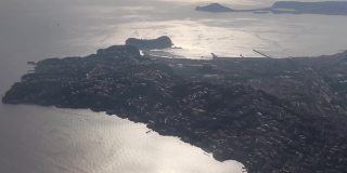 那不勒斯-从飞机起飞时看到的海岸全景