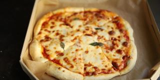 披萨玛格丽塔奶酪很多新鲜的准备吃的正餐小吃在桌子上复制空间食物背景乡村