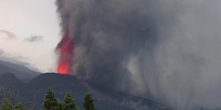 CumbreVieja火山在夜间喷发