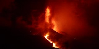 火山在夜间喷发熔岩