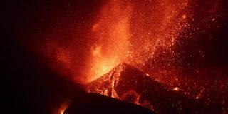 夜间爆发的火山熔岩喷发