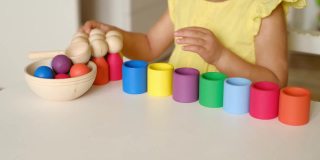 幼儿在益智玩具的帮助下发展思维、逻辑、手部运动技能。