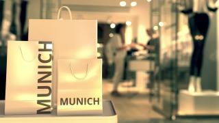 纸袋里装着慕尼黑的文字。德国购物相关3D动画视频素材模板下载
