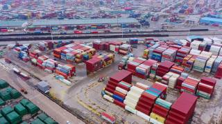 中国连云港集装箱码头一派繁忙景象视频素材模板下载