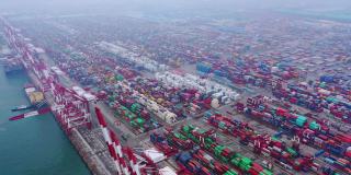 中国连云港集装箱码头一派繁忙景象