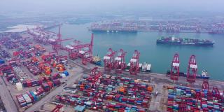 中国连云港集装箱码头一派繁忙景象