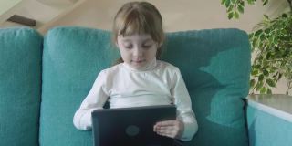 好奇的小女孩使用数字Pad娱乐设备儿童科技成瘾概念