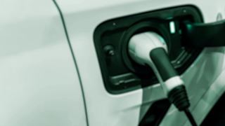 绿色能源和生态动力概念下的电动汽车充电站视频素材模板下载