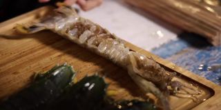 新鲜的螳螂虾在木制砧板上，新鲜的生螳螂虾的特写