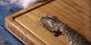新鲜的螳螂虾在木制砧板上，新鲜的生螳螂虾的特写