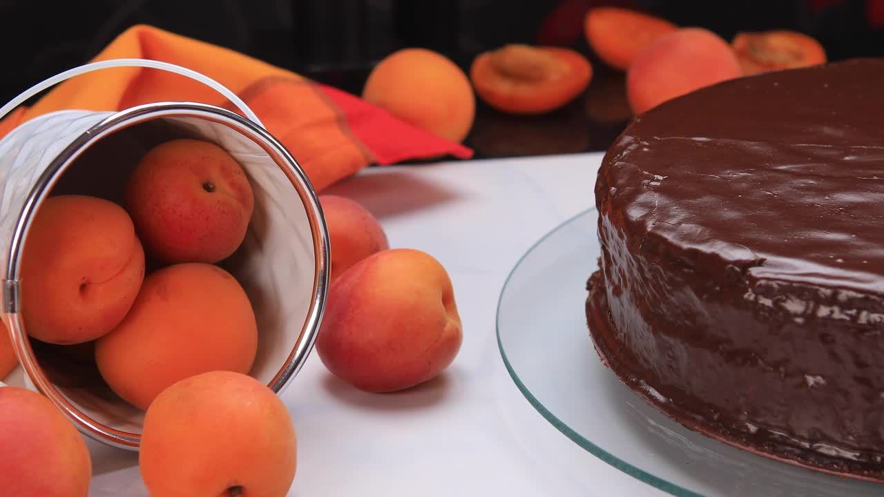 杏和巧克力蛋糕